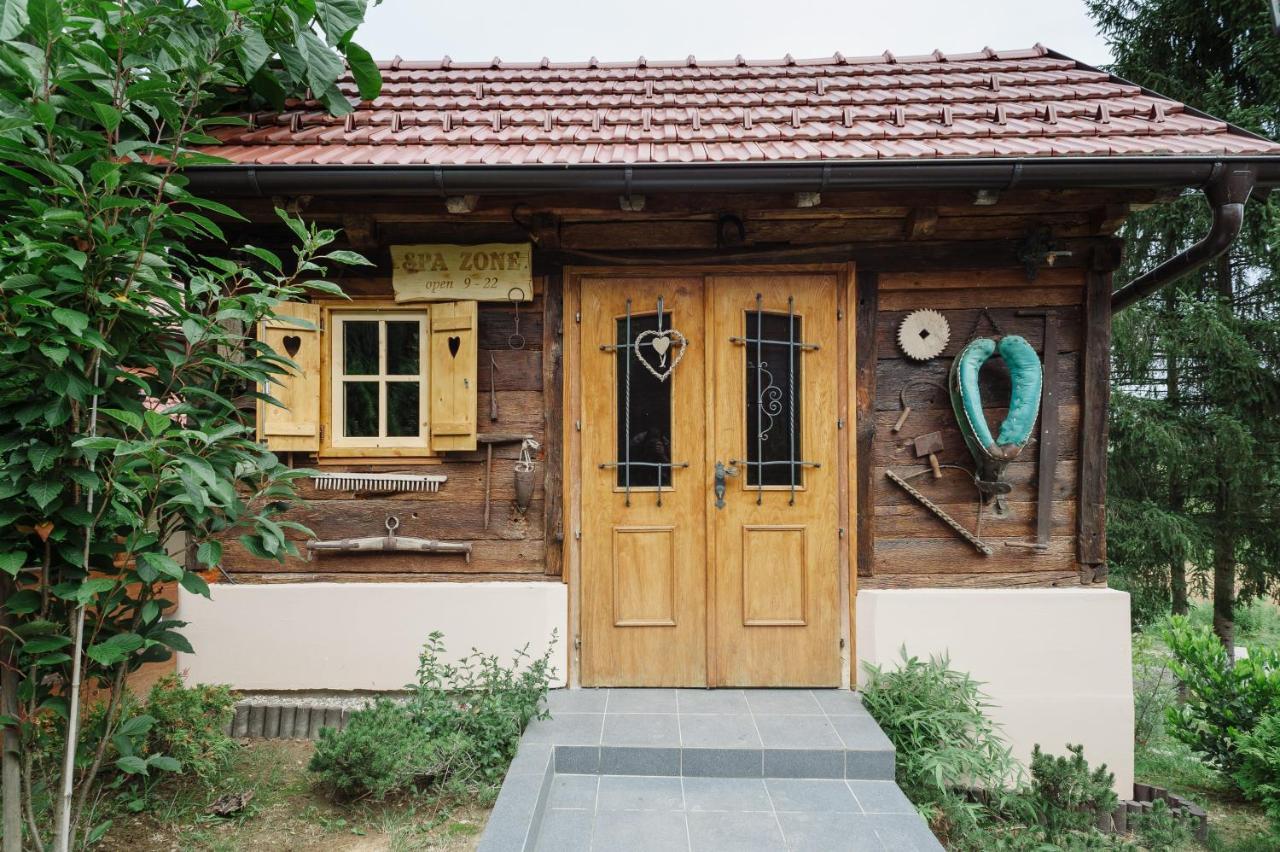 קארלובץ Traditional Houses Korana River מראה חיצוני תמונה